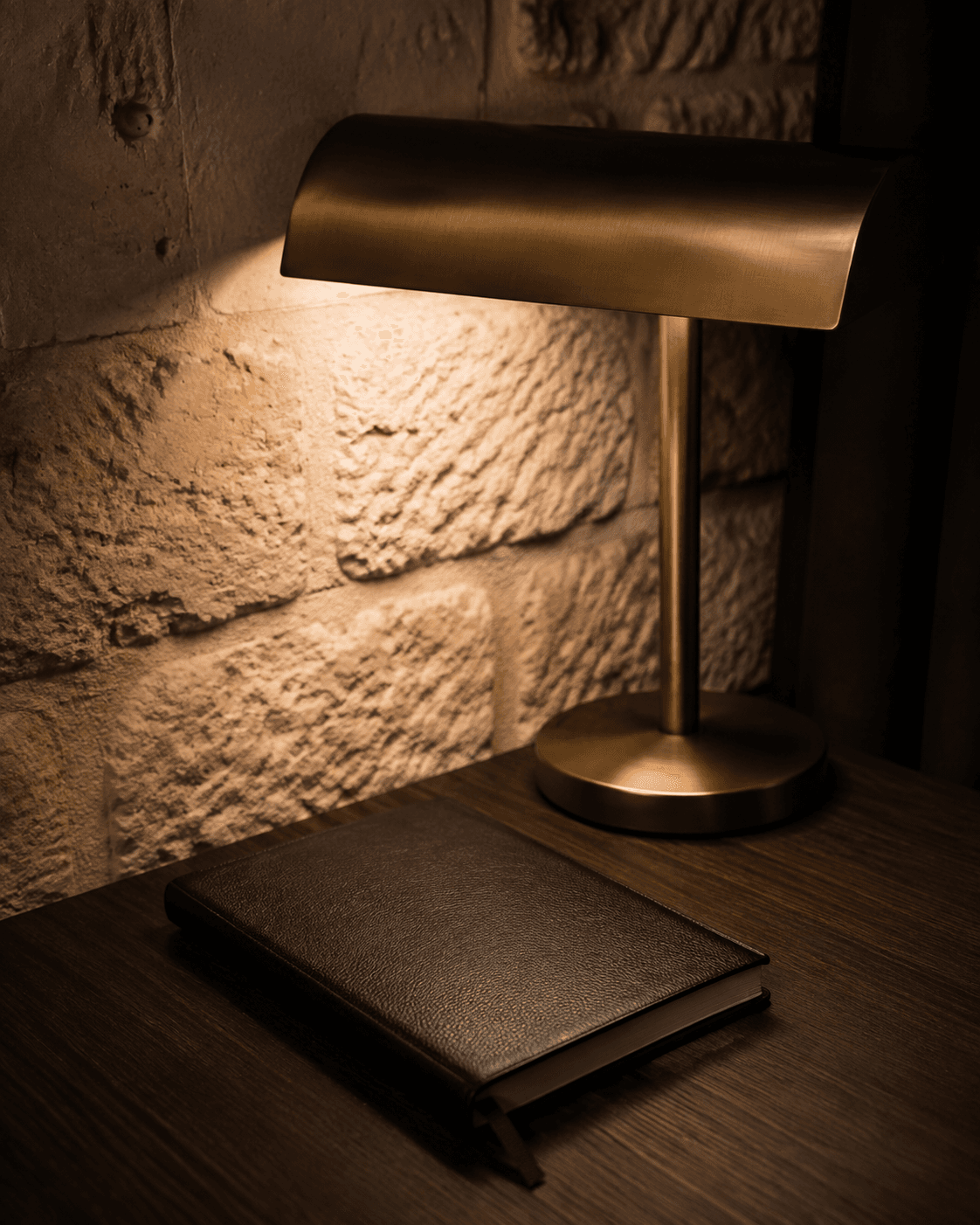 Elegancki detal wnętrza kancelarii: lampa, kamień i skórzany notes